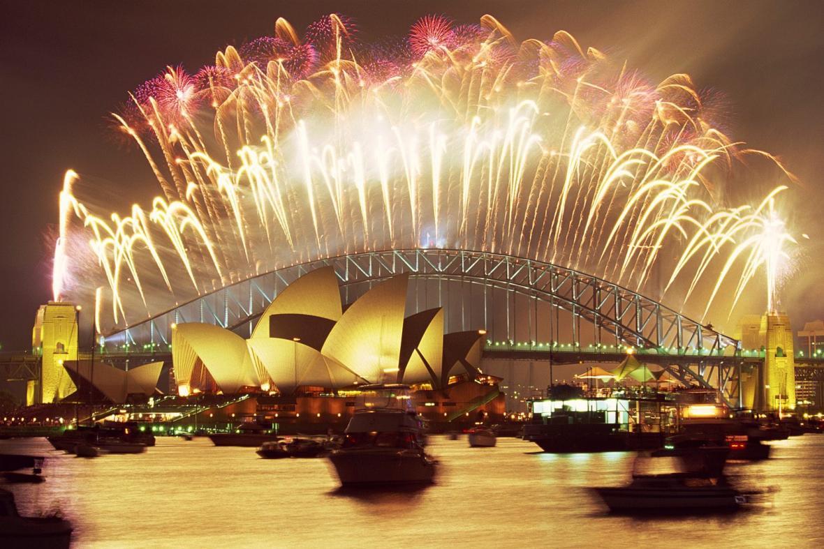 سفر به دور دنیا با مسابقه ماشین زمان هنگ کنگ