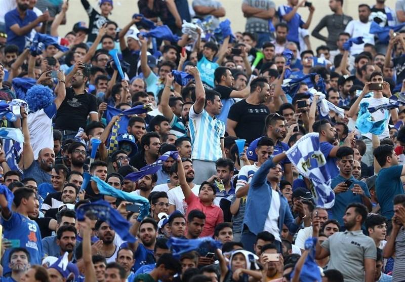 حاشیه دیدار استقلال - السد، اعتراض به داور و اهتراز پرچم های بزرگ آبی + عکس