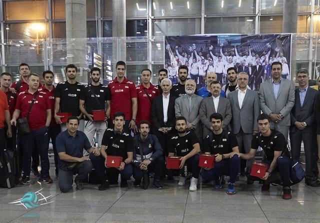 تیم ملی والیبال ایران با استقبال داورزنی وارد تهران شد