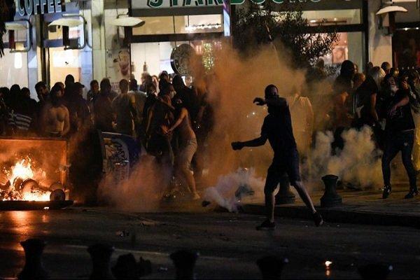 معترضان یونانی با پلیس درگیر شدند، 15 نیروی پلیس زخمی شدند