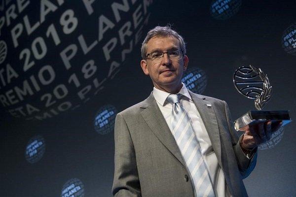 استاد دانشگاه گران ترین جایزه ادبی سال را برد