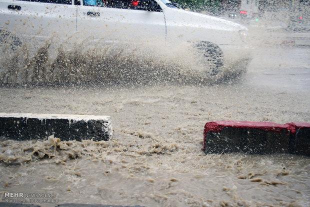 آب گرفتگی معابر خیابان های خرم آباد را قفل کرد
