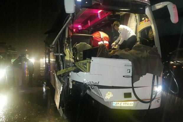 تصادف اتوبوس با تریلر 7 مجروح برجا گذاشت، قطع دست جوان 23 ساله