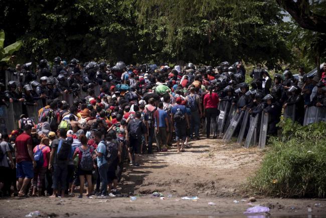 آمریکا برای مقابله با مهاجران گذرگاه مرزی با مکزیک را بست