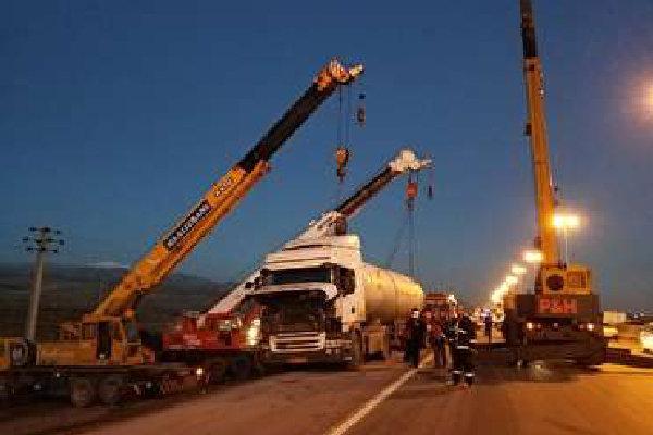 برطرف خطر ناشی از انحراف تریلی حامل گاز آمونیاک در اتوبان قزوین-کرج
