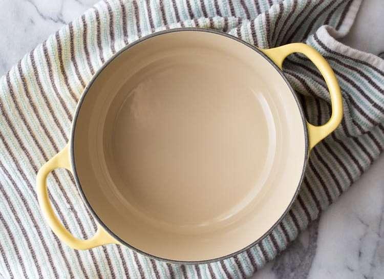 ظرف لعابی سوخته رو چطور تمیز کنیم؟ ظرف لعابی سوخته رو چطور تمیز کنیم؟