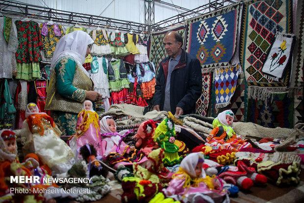 100 هنرمند در نمایشگاه منطقه ای صنایع دستی سمنان حضور دارند 100 هنرمند در نمایشگاه منطقه ای صنایع دستی سمنان حضور دارند