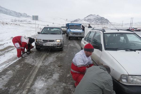 رهاسازی 70 خودروی گرفتار در برف و کولاک محور تاراز - شهرکرد