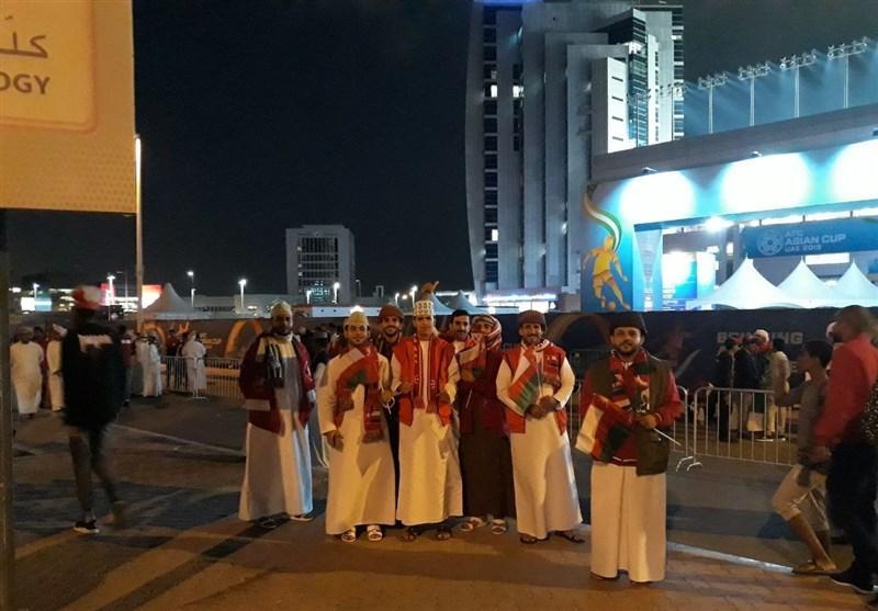 گزارش خبرنگار اعزامی خبرنگاران از امارات، نماز خواندن طرفداران ایرانی مقابل استادیوم، حضور اتوبوس عمانی ها و ماشین ضد شورش