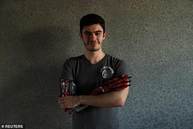 نوجوان معلول اروپایی که برای خود دست رباتیک ساخت