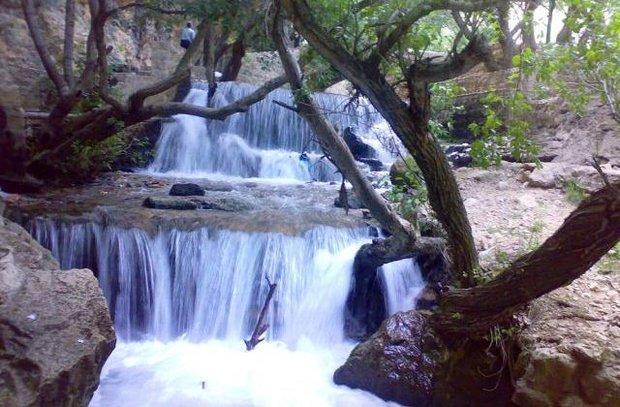 خنکای چشمه های جوشیده از دل کوه در آبشار یاسوج خنکای چشمه های جوشیده از دل کوه در آبشار یاسوج