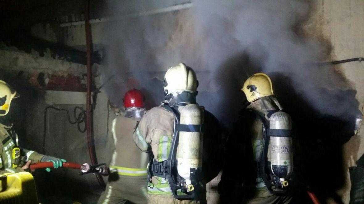 انبار کالا در خیابان مولوی دچار حریق شد