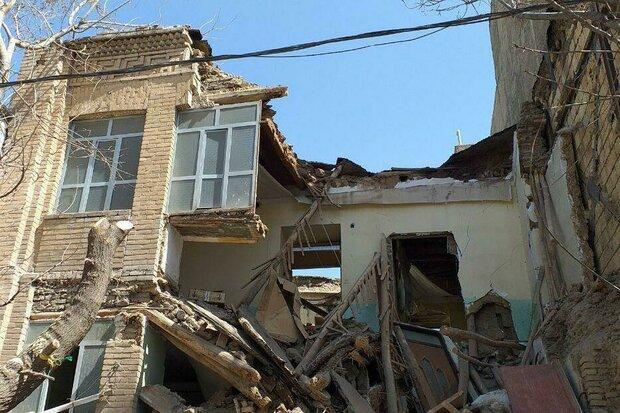 ساختمان 3 طبقه ای به علت فرسودگی در نهاوند تخریب شد