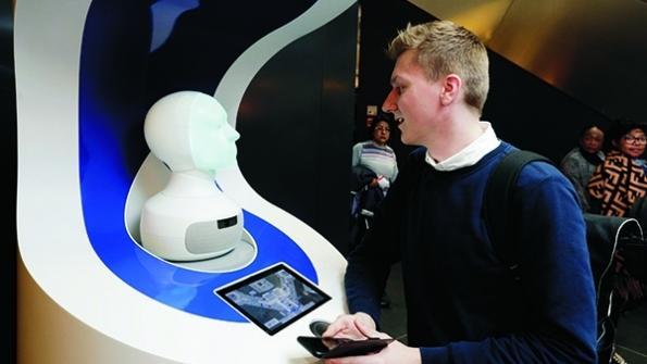 پاسخگویی به مسافرین با روبات سخنگو