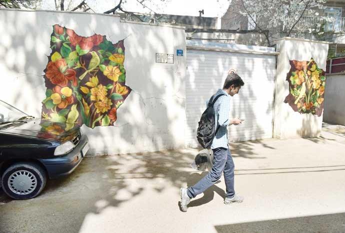 رنگ و نقش بر بوم آجری