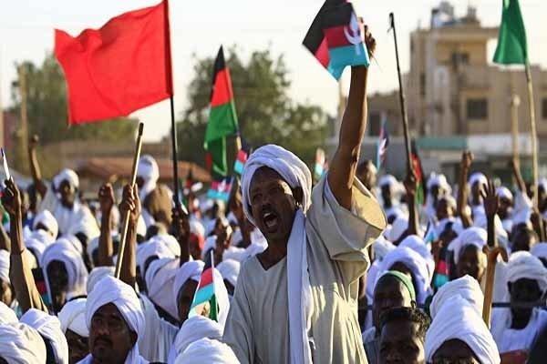 تحصن معترضان سودانی در مقابل وزارت دفاع با همراهی قضات