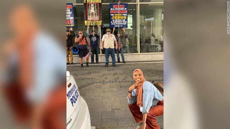 عکسی که جهانی شد؛ جلوی اسلام ستیزها لبخند بزن! عکسی که جهانی شد؛ جلوی اسلام ستیزها لبخند بزن!
