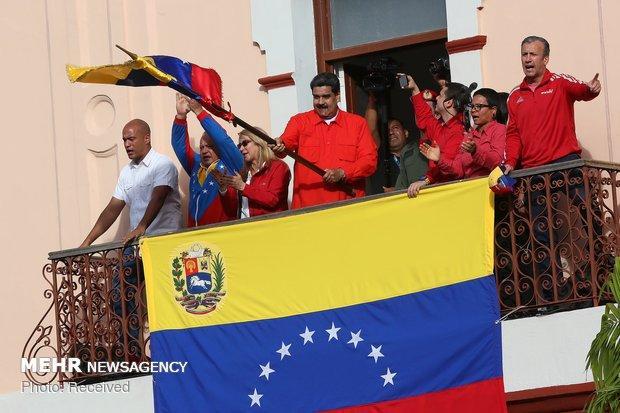 انبوهی از حامیان مادورو، شکست کودتا در ونزوئلا را جشن گرفتند