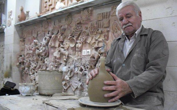 کاشی ماندگار سر درب منزل استاد سفالگری نصب شد