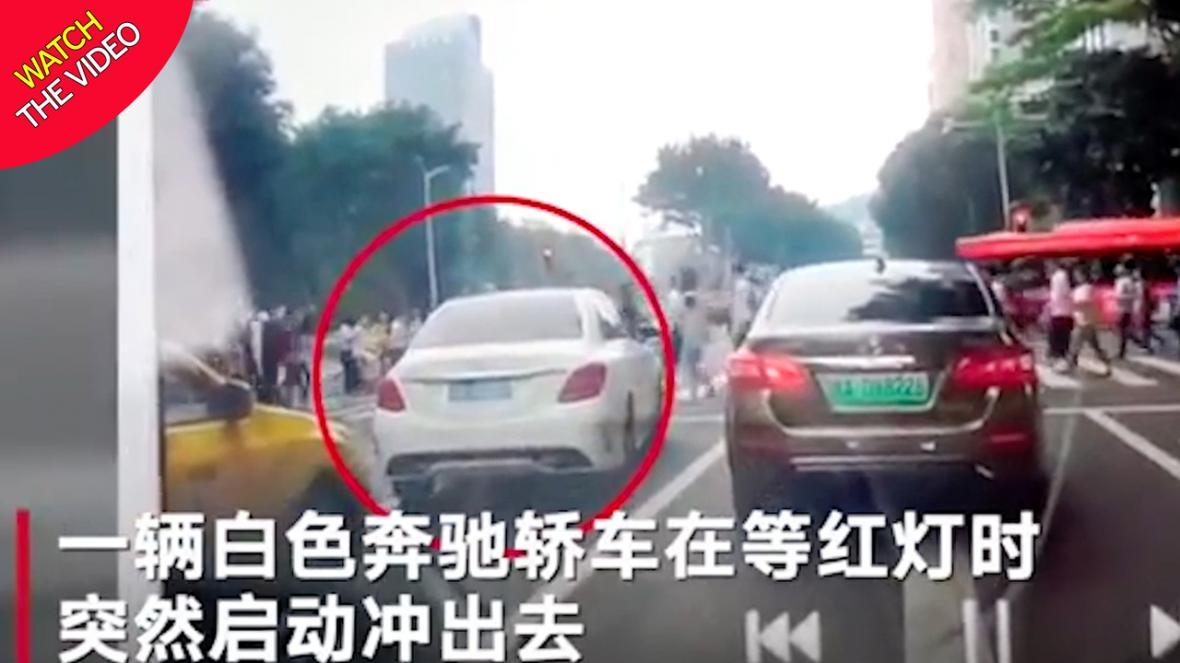 حواس پرتی راننده در پشت چراغ قرمز فاجعه آفرید!