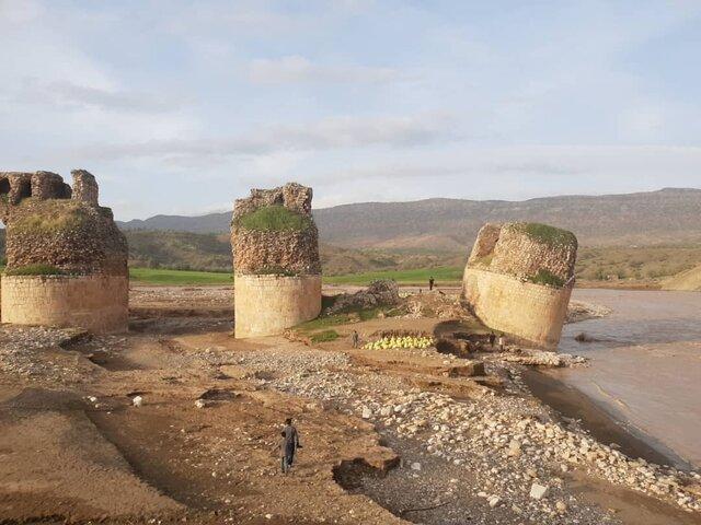 مرمت گران روی پل کشکان رفتند