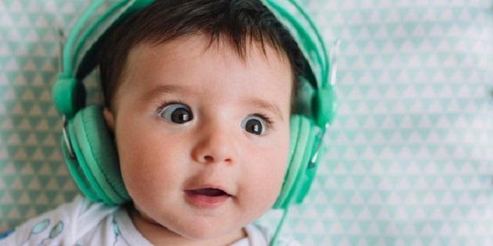 آیا عکس العمل نوزاد شما به صداهای اطراف طبیعی است؟