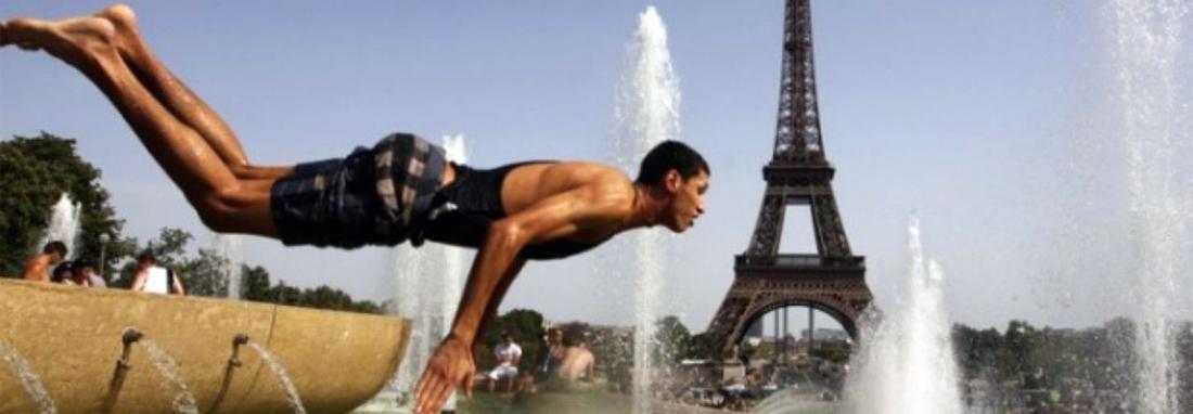 اروپا داغ شد ، تصاویر گردشگرانی که به آب نمای ایفل پناه بردند