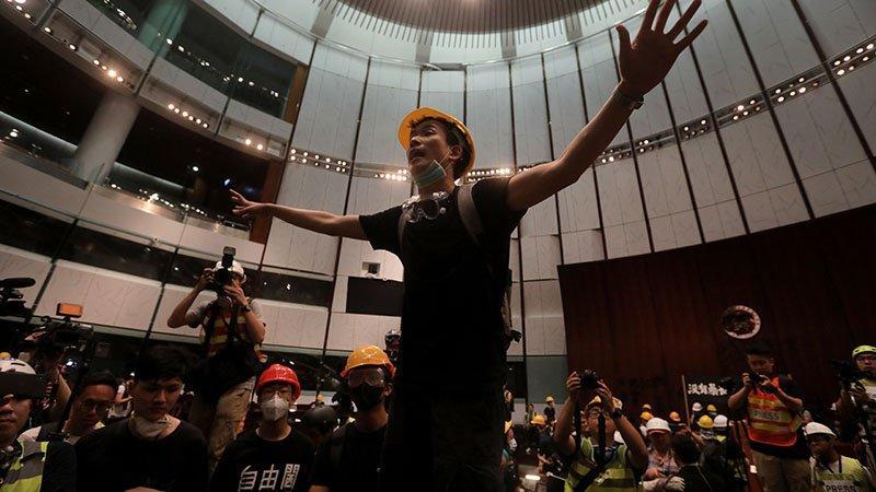 اشغال بی سابقه مجلس هنگ کنگ توسط معترضان