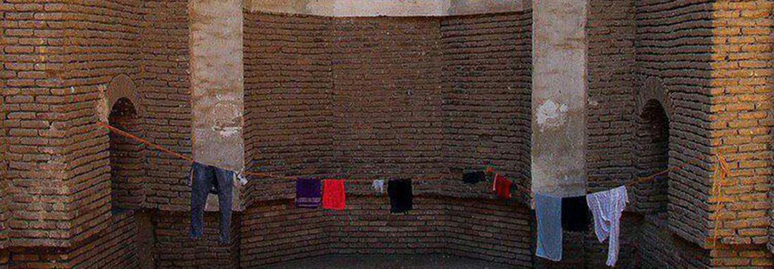 تصویری عجیب از بزرگ ترین مسجد روباز ایران ، میخ بر دیوارهای تاریخی می کوبند و رخت آویزان می نمایند!