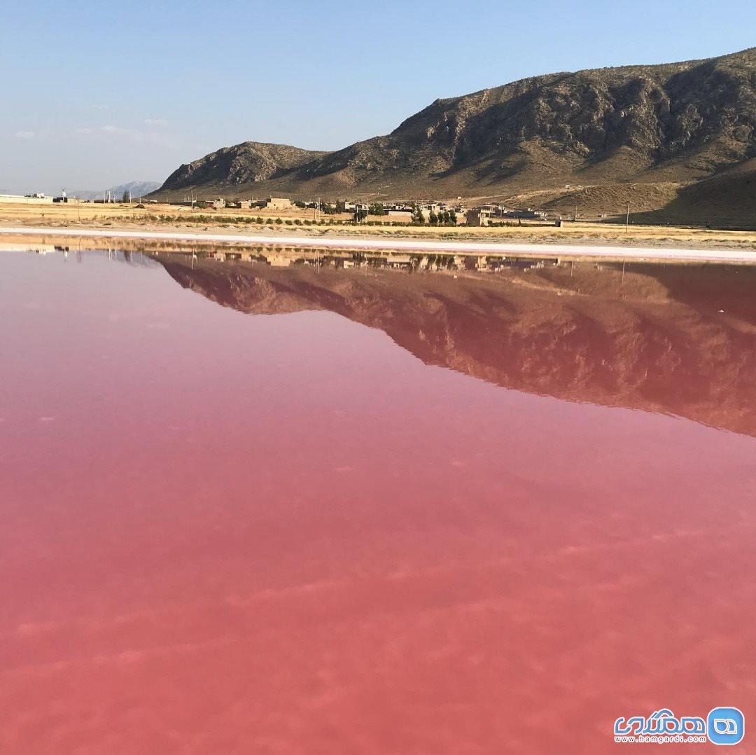دریاچه سرخ رنگ مهارلو در استان فارس