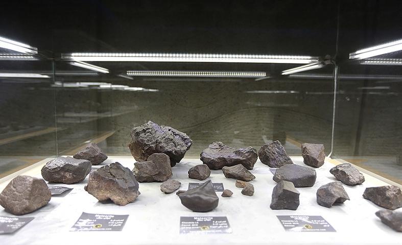 فرود 1200 قطعه شهاب سنگ در برج آزادی تهران