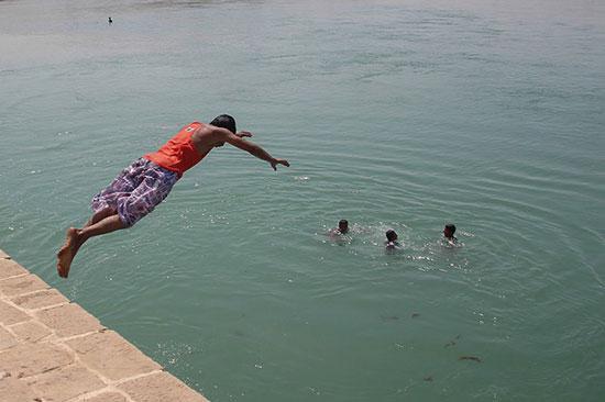 در روزهای گرم تابستان، شنا کنید اما غرق نشوید!