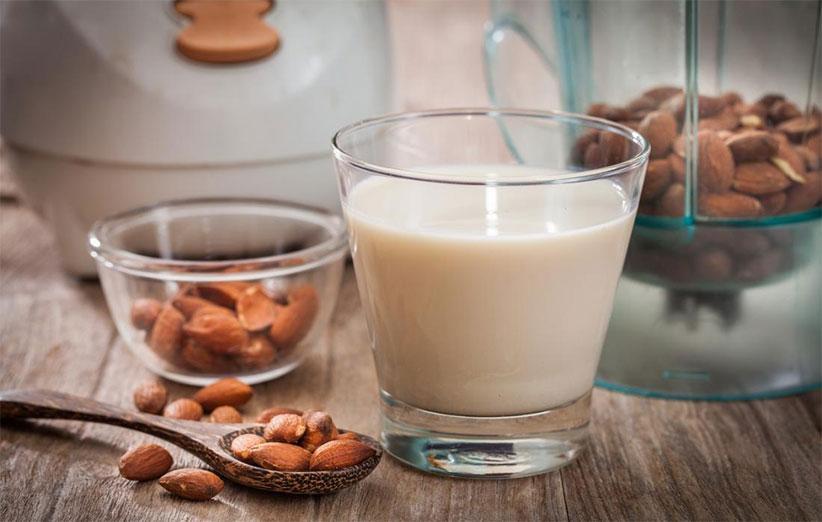 9 خاصیت شیر بادام که آن را به یک خوراکی مفید تبدیل می نماید