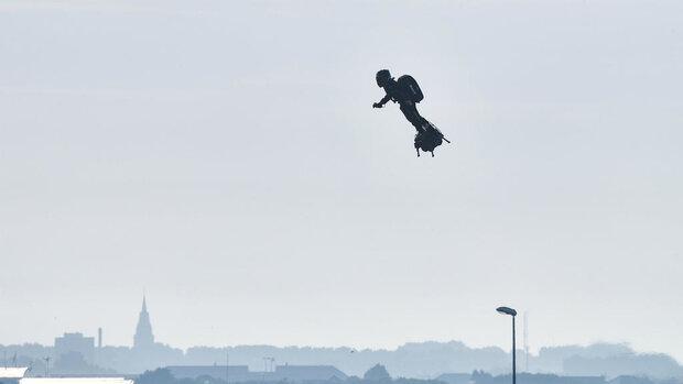 پرواز مرد پرنده از روی کانال مانش