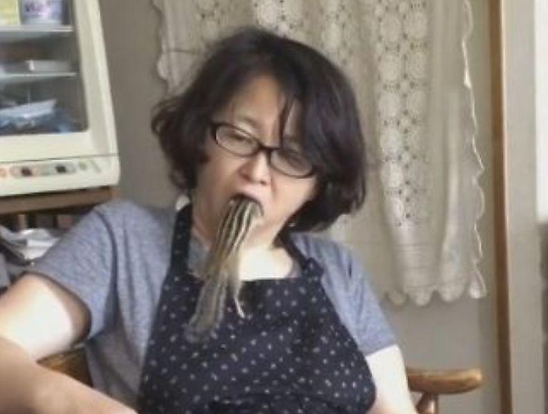 سنجابی که در دهان صاحبش غذا جستجو می نماید