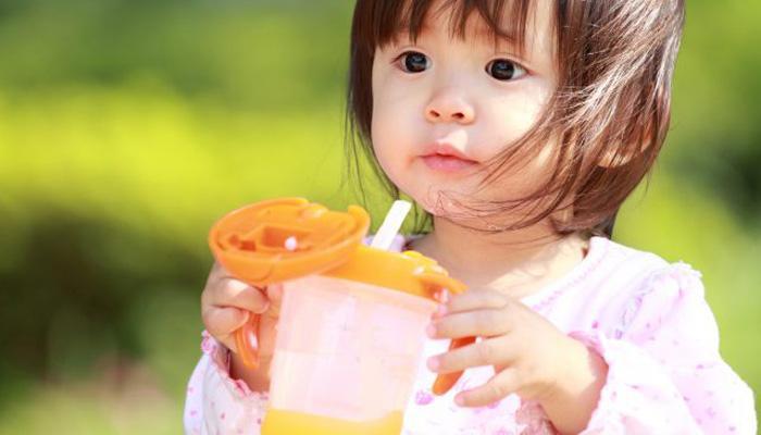 توصیه های لازم برای دادن آبمیوه به نوزاد