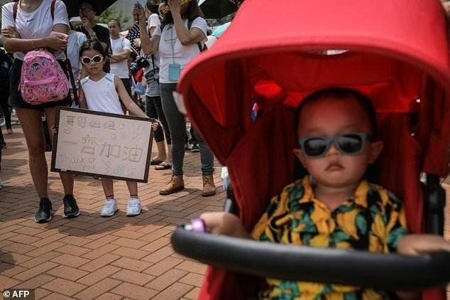 بچه ها هم در هنگ کنگ به خیابان آمدند