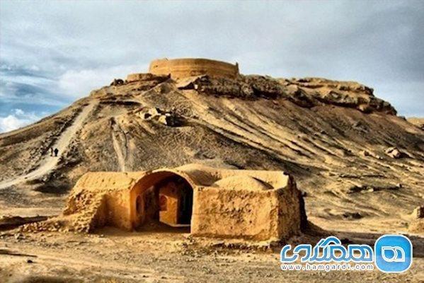 دخمه زرتشتیان در چه وضعیتی قرار دارد؟ دخمه زرتشتیان در چه وضعیتی واقع شده است؟