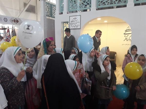 بازدید دانش آموزان از نمایشگاه صنایع دستی به افزایش دانش و اطلاعات آن ها از هنرهای کمک می کند