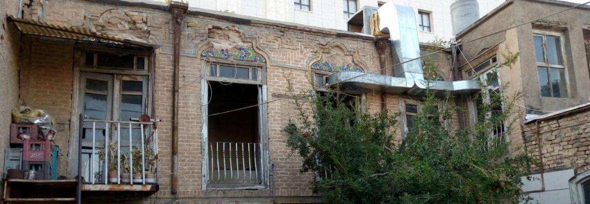 خانه تاریخی یزدان پرست در راه نابودی ؛ چیزی از کاشی کاری ها دیگر نمانده است ، کسی فریادرس بافت تاریخی مشهد نیست