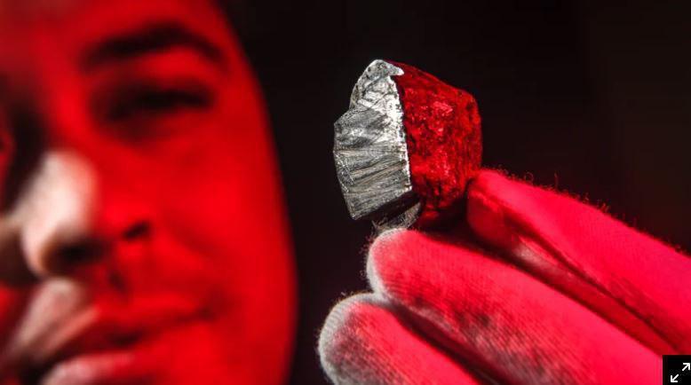 کشف ماده معدنی نادر از دل یک شهاب سنگ!