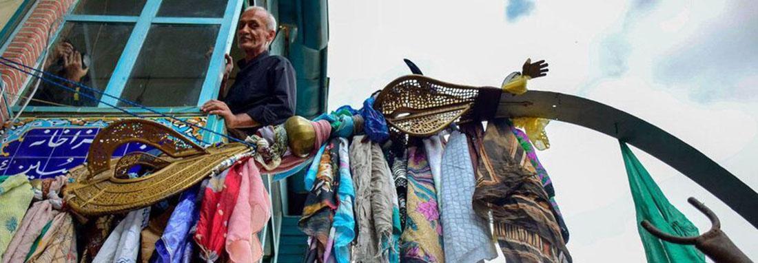 طوق بندان ؛ مراسمی به جا مانده از صفویه در گرگان ، روسری ها و پارچه ها را به علم می بندند ، طوق ها شناسنامه محلات می شوند