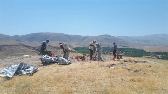 کشف آثاری از سازه های معماری در تپه آناقیزلی شهرستان چایپاره