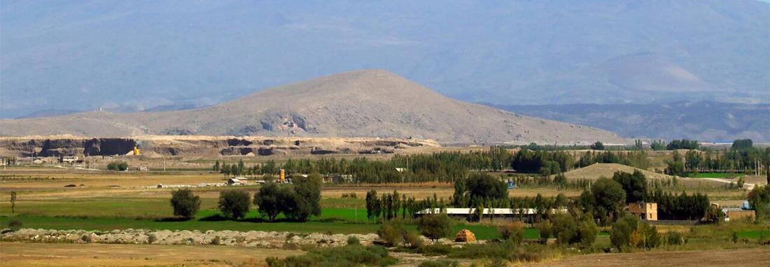 دخمه سنگی ماکو ؛ اثر تیشه فرهاد بر پیکر صخره ها به عشق شیرین را ببینید ، سفر به شهر اورارتویی ؛ بر بام فرهاد قدم بزنید