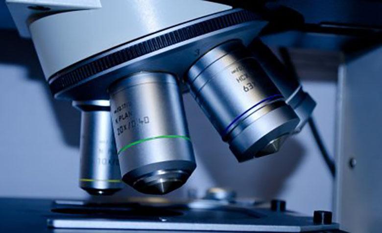 نوعی میکروسکوپ سریع و سوپر رزولوشن ساخته شده که حرکت یک ویروس در سلول سرطانی را بی درنگ نشان می دهد