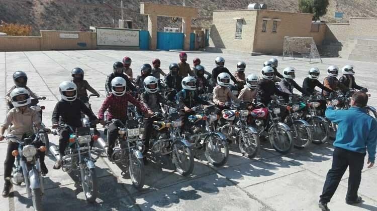 دانش آموزان موتورسوار