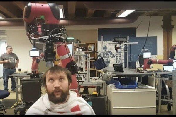آرایشگر رباتیک موهای شما را کوتاه می کند