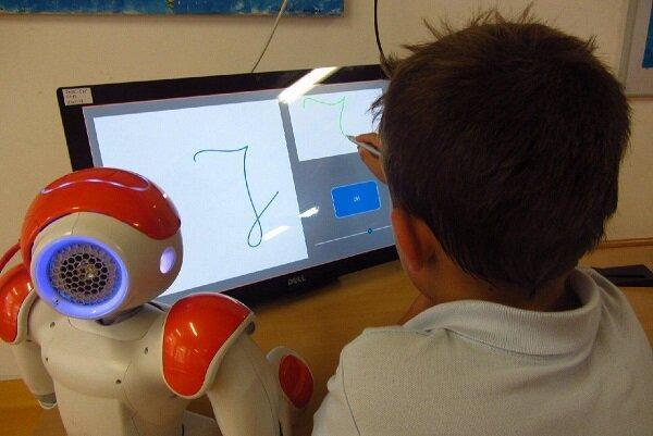 رباتی که مهارت های نوشتاری بچه ها را افزایش می دهد