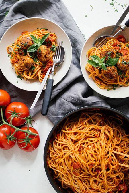 اسپاگتی با کوفته گیاهی در سس مخصوص
