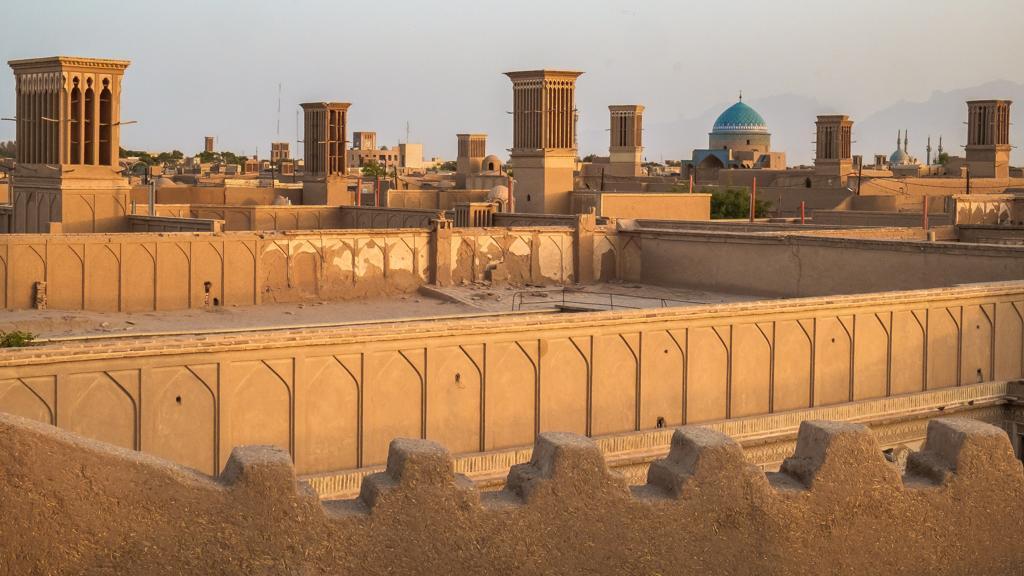 اقدام خودجوش بازاریان بافت تاریخی یزد در بی تفاوتی مدیریت شهری ، بازاری های یزد راه موتورها را بستند